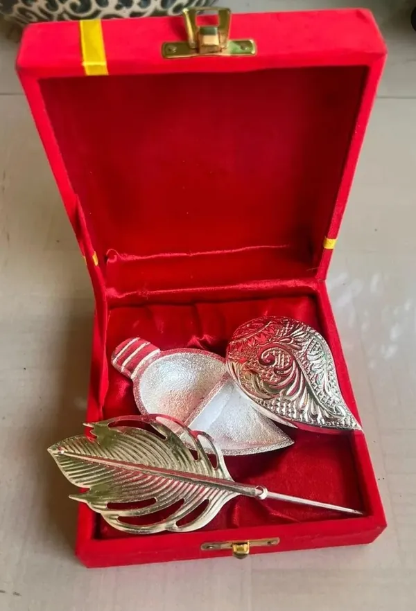 Sindoor_Dabbi_with_Peacock_Feather_Tilak_Stick_Premium_Velvet_Gift_Box