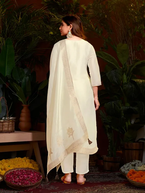 Suha_Womens_Fashion_Ethnic_Cream_Color_Kurta_Sets