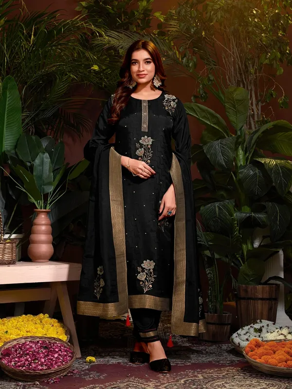 Suha_Womens_Fashion_Ethnic_Black_Color_Kurta_Sets