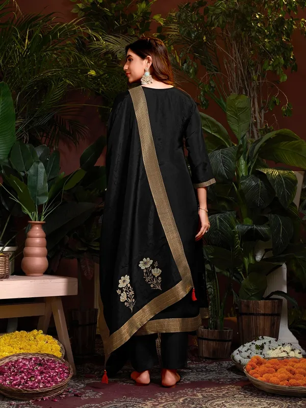 Suha_Womens_Fashion_Ethnic_Black_Color_Kurta_Sets