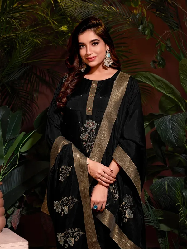 Suha_Womens_Fashion_Ethnic_Black_Color_Kurta_Sets