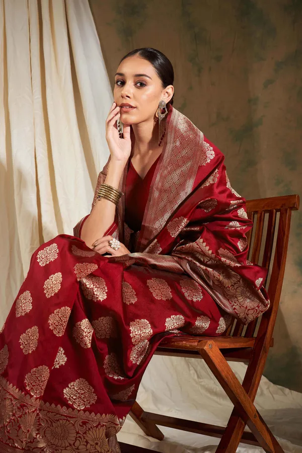 Red_Art_Silk_Woven_Banarasi_Saree_With_Unstitched_Blouse_For_Women