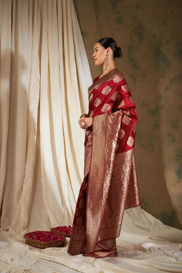 Red_Art_Silk_Woven_Banarasi_Saree_With_Unstitched_Blouse_For_Women