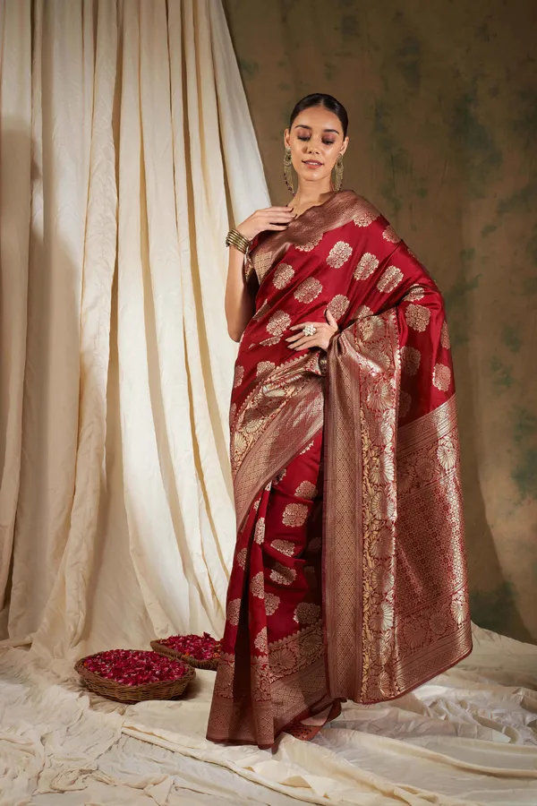 Red_Art_Silk_Woven_Banarasi_Saree_With_Unstitched_Blouse_For_Women