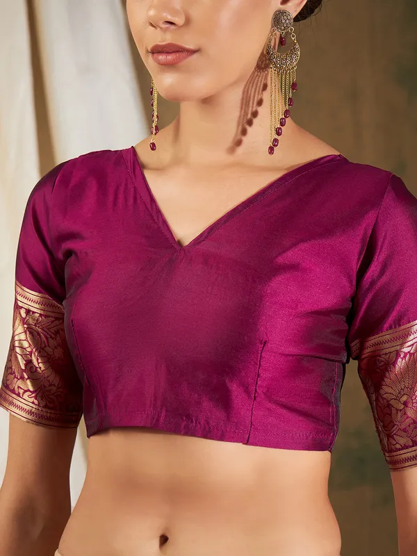 Maroon_Art_Silk_Woven_Banarasi_Saree_With_Unstitched_Blouse_For_Women