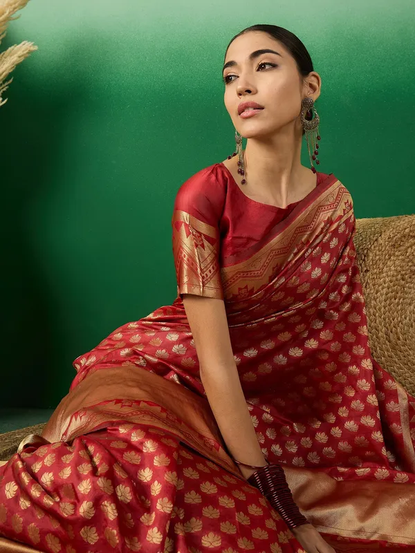 Red_Art_Silk_Woven_Banarasi_Saree_With_Unstitched_Blouse_For_Women
