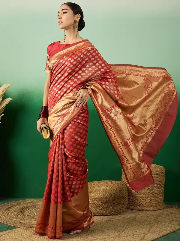 Red_Art_Silk_Woven_Banarasi_Saree_With_Unstitched_Blouse_For_Women