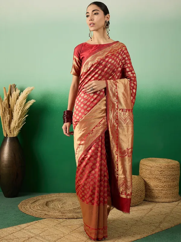 Red_Art_Silk_Woven_Banarasi_Saree_With_Unstitched_Blouse_For_Women
