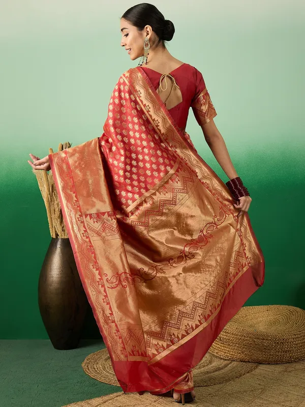 Red_Art_Silk_Woven_Banarasi_Saree_With_Unstitched_Blouse_For_Women