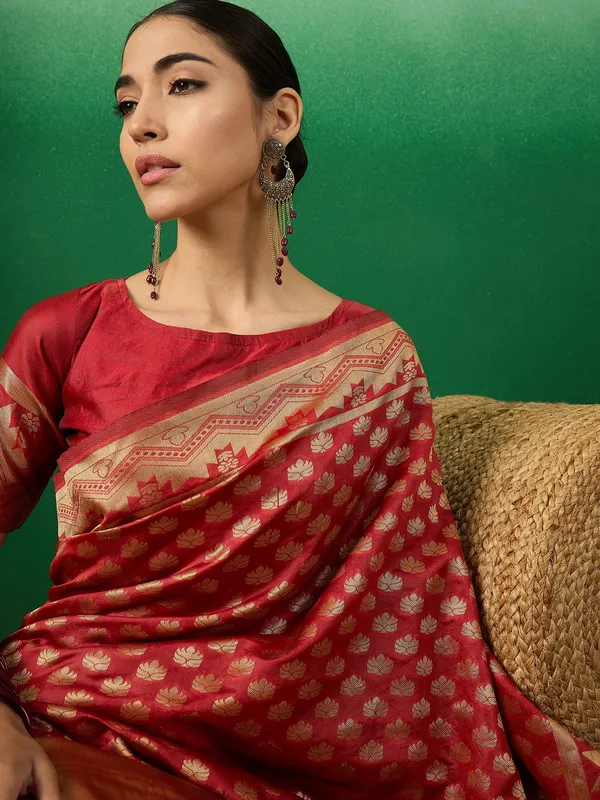 Red_Art_Silk_Woven_Banarasi_Saree_With_Unstitched_Blouse_For_Women