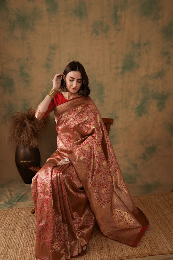 Red_Art_Silk_Woven_Banarasi_Saree_With_Unstitched_Blouse_For_Women