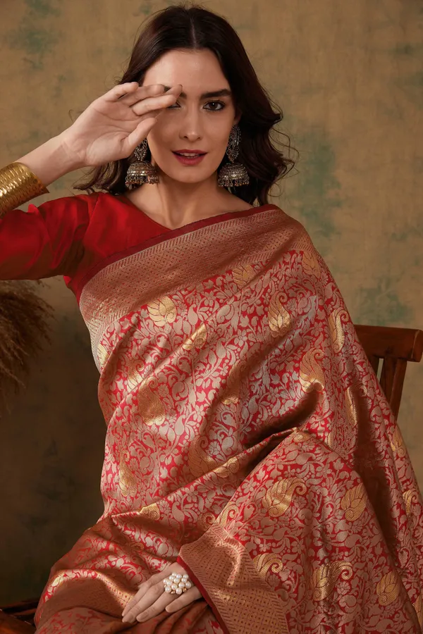 Red_Art_Silk_Woven_Banarasi_Saree_With_Unstitched_Blouse_For_Women