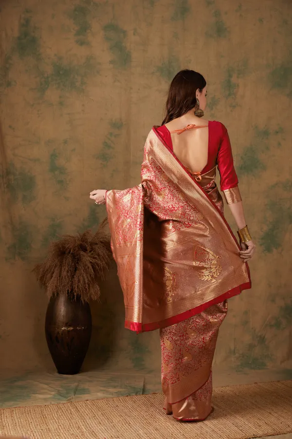 Red_Art_Silk_Woven_Banarasi_Saree_With_Unstitched_Blouse_For_Women