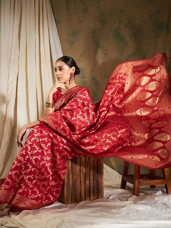Red_Art_Silk_Woven_Banarasi_Saree_With_Unstitched_Blouse_For_Women