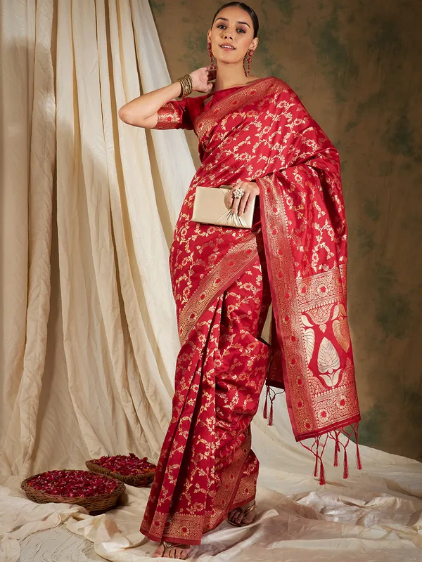 Red_Art_Silk_Woven_Banarasi_Saree_With_Unstitched_Blouse_For_Women