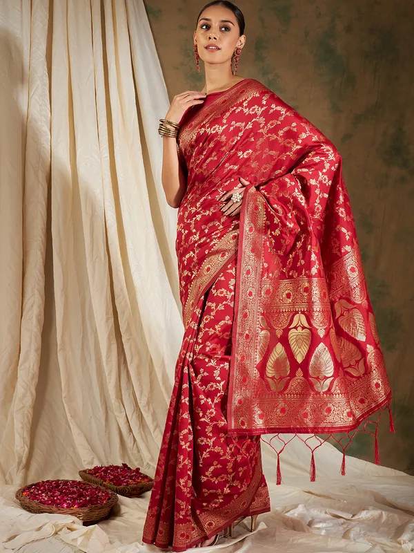 Red_Art_Silk_Woven_Banarasi_Saree_With_Unstitched_Blouse_For_Women