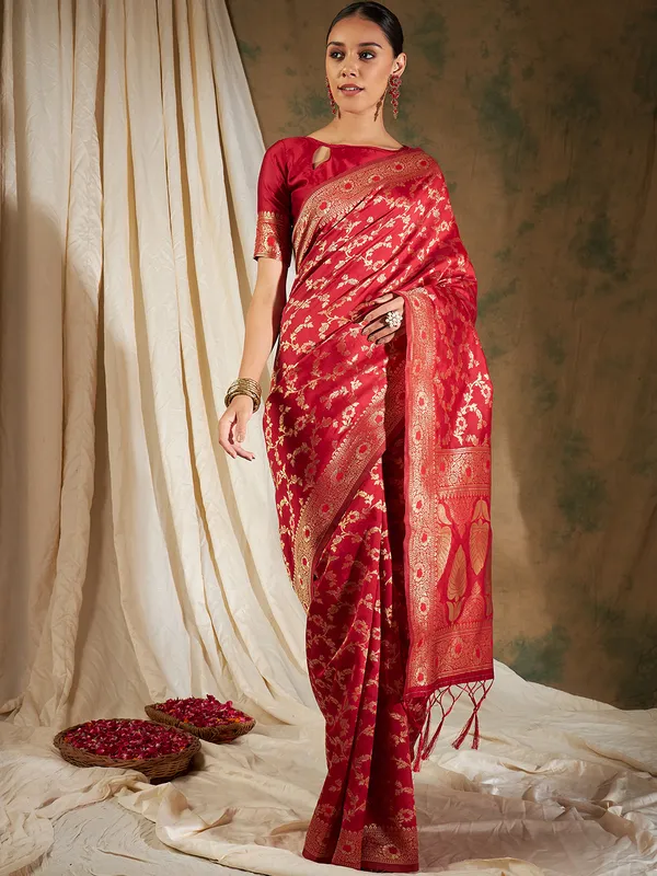 Red_Art_Silk_Woven_Banarasi_Saree_With_Unstitched_Blouse_For_Women
