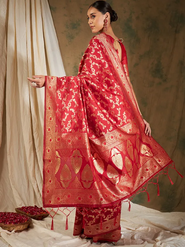Red_Art_Silk_Woven_Banarasi_Saree_With_Unstitched_Blouse_For_Women