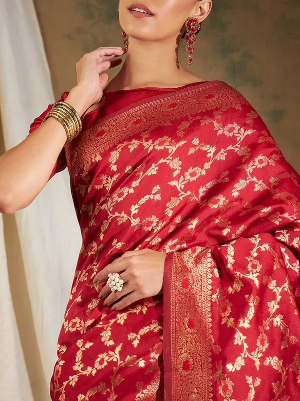 Red_Art_Silk_Woven_Banarasi_Saree_With_Unstitched_Blouse_For_Women