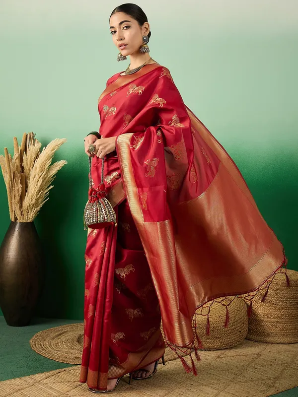 Red_Art_Silk_Woven_Banarasi_Saree_With_Unstitched_Blouse_For_Women