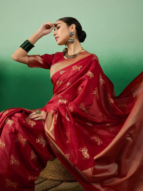 Red_Art_Silk_Woven_Banarasi_Saree_With_Unstitched_Blouse_For_Women