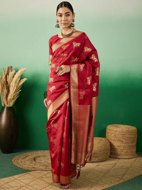Red_Art_Silk_Woven_Banarasi_Saree_With_Unstitched_Blouse_For_Women