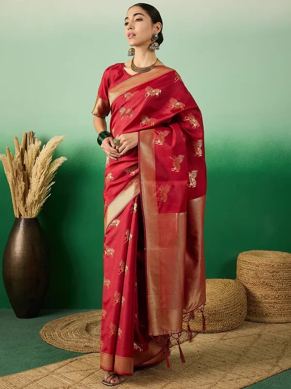 Red_Art_Silk_Woven_Banarasi_Saree_With_Unstitched_Blouse_For_Women