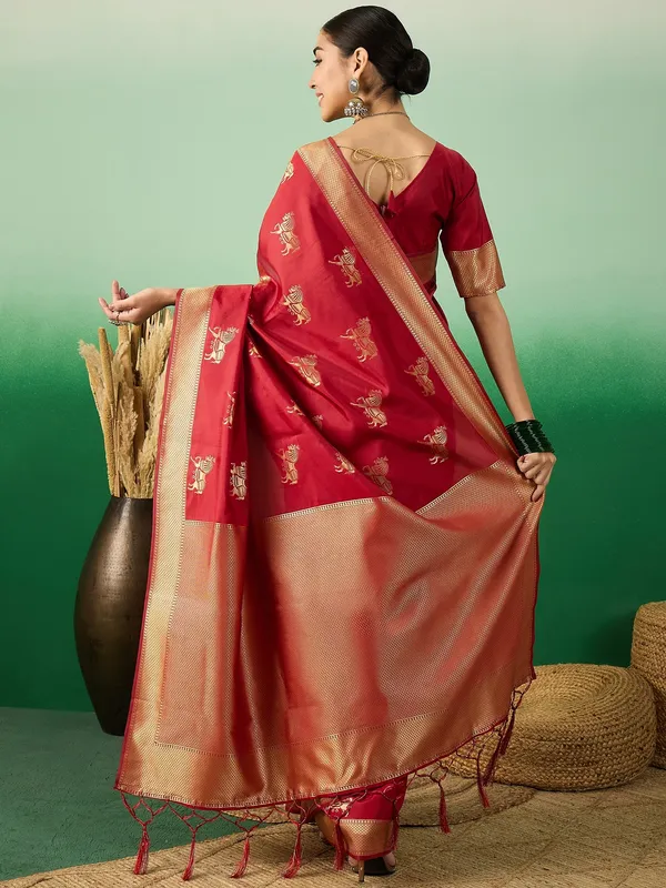 Red_Art_Silk_Woven_Banarasi_Saree_With_Unstitched_Blouse_For_Women