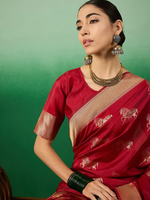 Red_Art_Silk_Woven_Banarasi_Saree_With_Unstitched_Blouse_For_Women