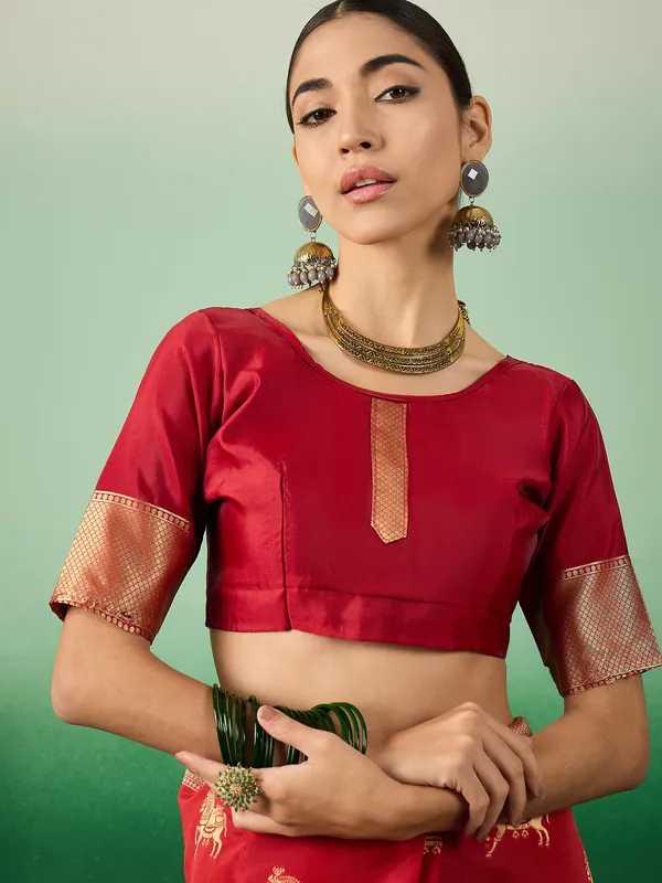 Red_Art_Silk_Woven_Banarasi_Saree_With_Unstitched_Blouse_For_Women
