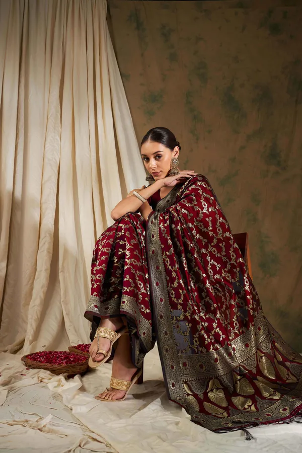 Maroon_Art_Silk_Woven_Banarasi_Saree_With_Unstitched_Blouse_For_Women