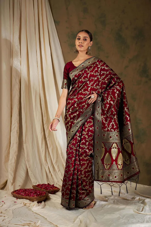 Maroon_Art_Silk_Woven_Banarasi_Saree_With_Unstitched_Blouse_For_Women