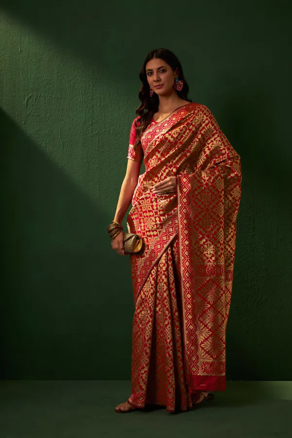Red_Art_Silk_Woven_Banarasi_Saree_With_Unstitched_Blouse_For_Women