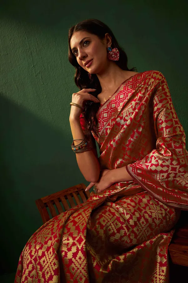 Red_Art_Silk_Woven_Banarasi_Saree_With_Unstitched_Blouse_For_Women