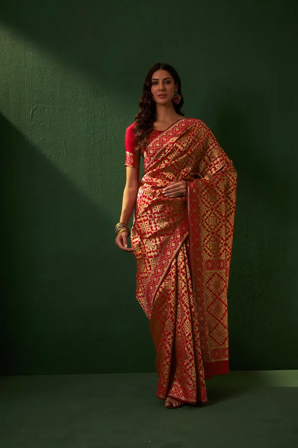 Red_Art_Silk_Woven_Banarasi_Saree_With_Unstitched_Blouse_For_Women