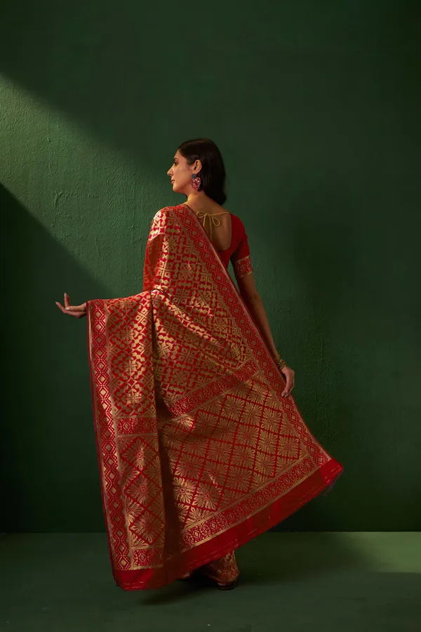 Red_Art_Silk_Woven_Banarasi_Saree_With_Unstitched_Blouse_For_Women