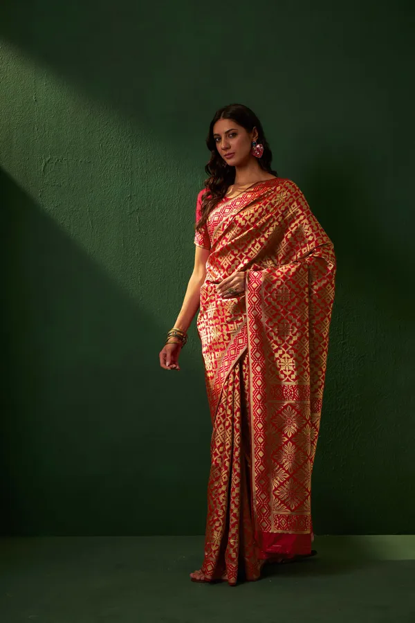 Red_Art_Silk_Woven_Banarasi_Saree_With_Unstitched_Blouse_For_Women