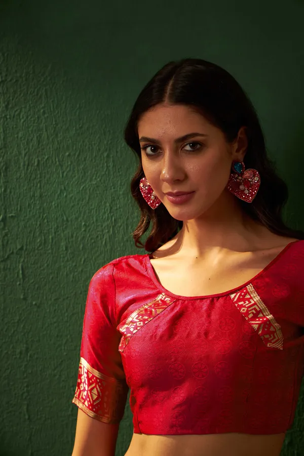 Red_Art_Silk_Woven_Banarasi_Saree_With_Unstitched_Blouse_For_Women