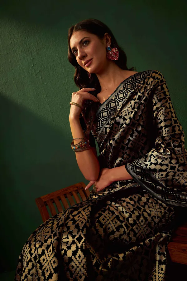 Black_Art_Silk_Woven_Banarasi_Saree_With_Unstitched_Blouse_For_Women