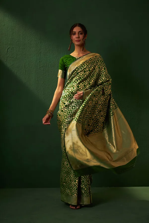 Green_Art_Silk_Woven_Banarasi_Saree_With_Unstitched_Blouse_For_Women
