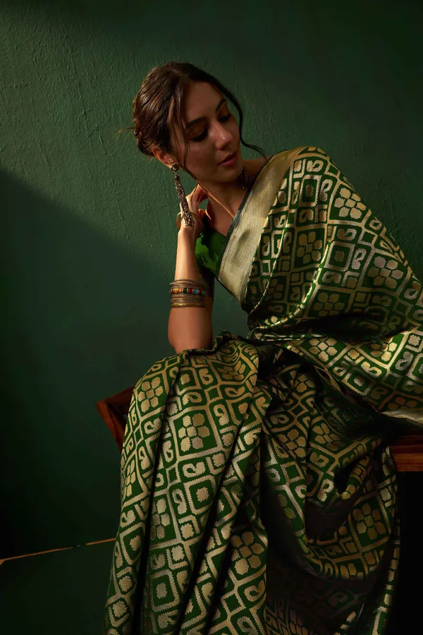 Green_Art_Silk_Woven_Banarasi_Saree_With_Unstitched_Blouse_For_Women