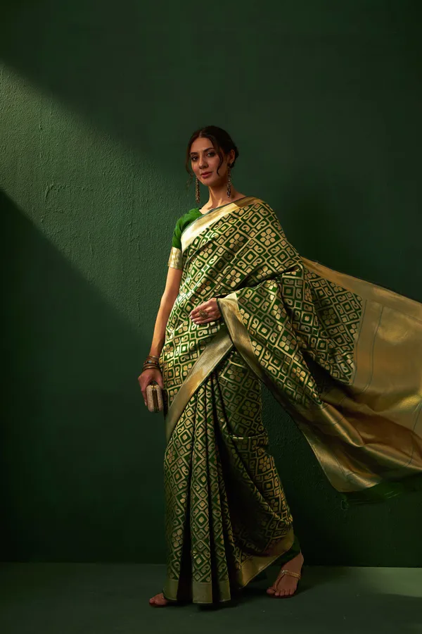 Green_Art_Silk_Woven_Banarasi_Saree_With_Unstitched_Blouse_For_Women