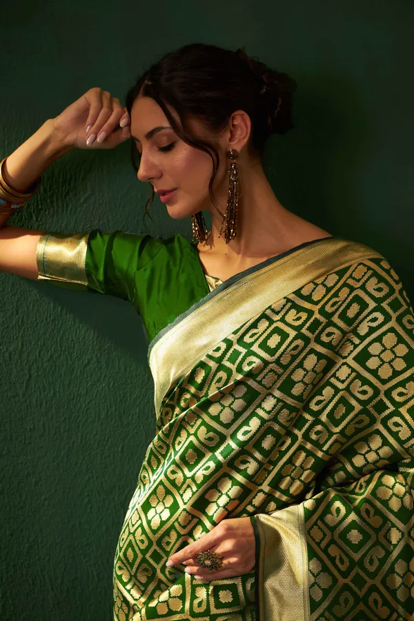 Green_Art_Silk_Woven_Banarasi_Saree_With_Unstitched_Blouse_For_Women