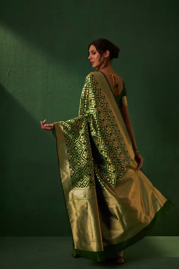 Green_Art_Silk_Woven_Banarasi_Saree_With_Unstitched_Blouse_For_Women