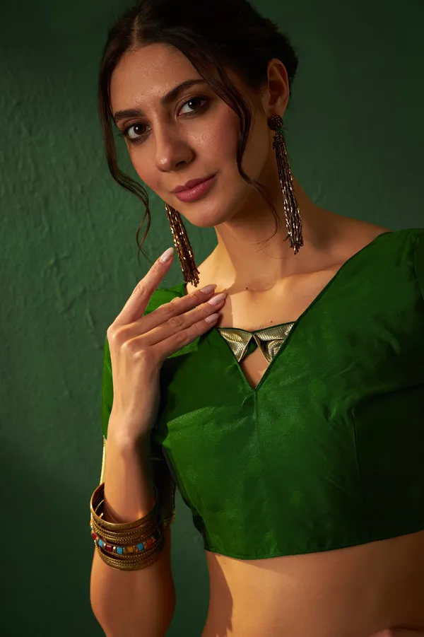 Green_Art_Silk_Woven_Banarasi_Saree_With_Unstitched_Blouse_For_Women