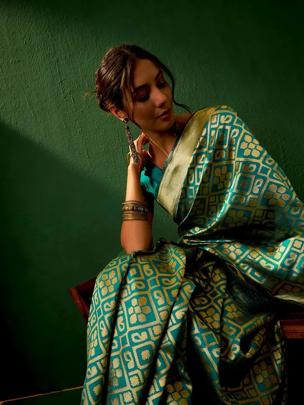 Green_Art_Silk_Woven_Banarasi_Saree_With_Unstitched_Blouse_For_Women
