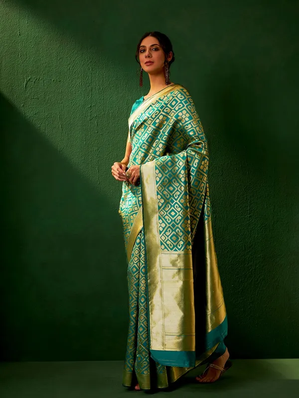Green_Art_Silk_Woven_Banarasi_Saree_With_Unstitched_Blouse_For_Women