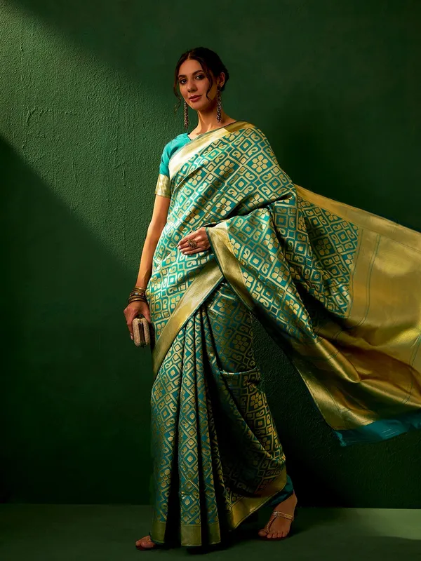 Green_Art_Silk_Woven_Banarasi_Saree_With_Unstitched_Blouse_For_Women