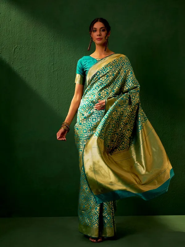 Green_Art_Silk_Woven_Banarasi_Saree_With_Unstitched_Blouse_For_Women