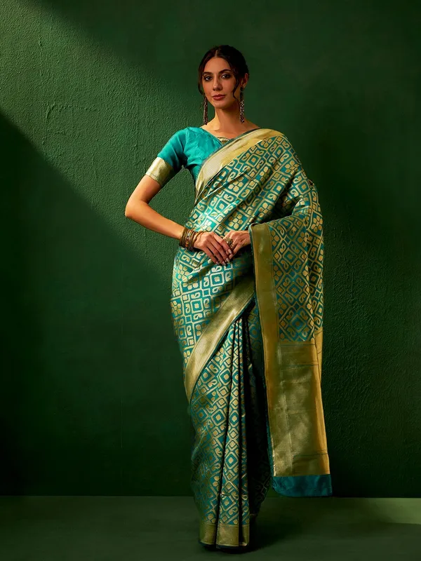 Green_Art_Silk_Woven_Banarasi_Saree_With_Unstitched_Blouse_For_Women